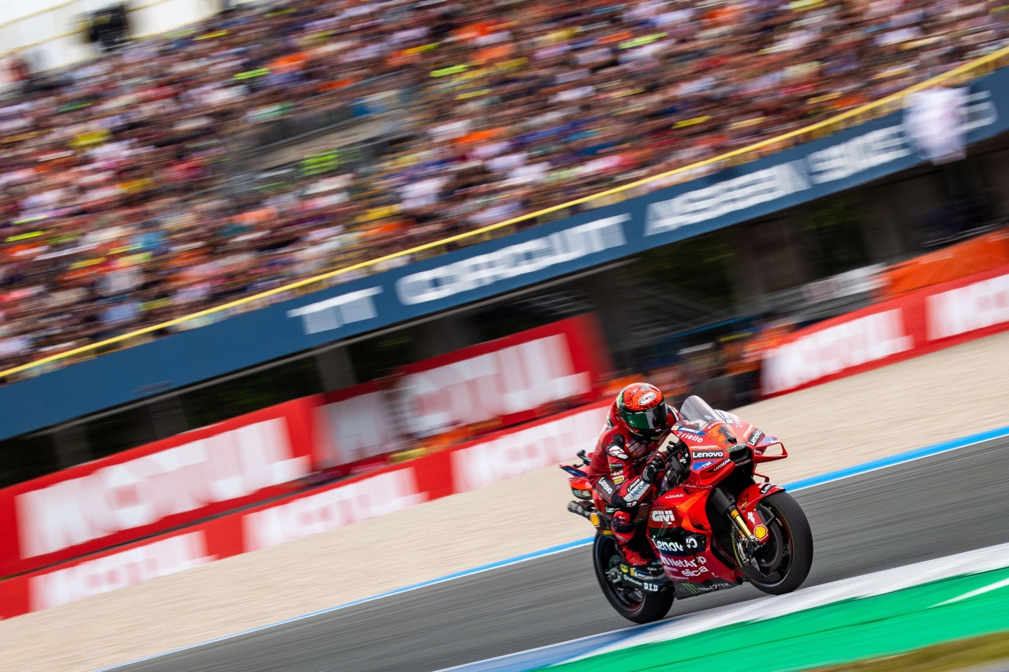 TT Holland House viert 100 jaar motorraces op het TT Circuit!